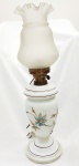 Lampião eletrificado em opalina decorado por pintura floral esmaltada. Medidas: Alt. total  63 x 18 cm.