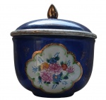 Bowl esmaltado em porcelana francesa no tom azul royal estilo Sevres, reservas central esmaltada com flores policromadas. Medidas: Alt.  16 x 15 cm. Europa, circa 1930.