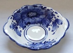 Pequeno bowl em cerâmica Gzhel esmaltado fundo branco pintada a mão, representando flores. (Apresenta um trinco na borda esquerda). Medidas: Alt. 03 x 13 x 12 cm.