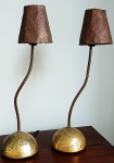 PAR DE LUMINÁRIA DE MESA, Astia e cupular em cobre, base em cimento com patina dourada. Medidas: Alt. 52 cm.