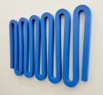 Linda escultura de parede em madeira patinada, "FITA"  Medidas: Alt.  68 X 100 cm.