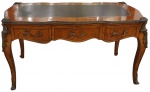 Belíssimo "bureau plat" francês, Régence, do séc. XIX, construído em madeira nobre. Caixa retangular. Três gavetas anteriores e pernas recurvadas. Ricas ferragens protetoras e guarnições com flores. Medidas Alt. 82 x 150 x 75 cm