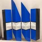 JOAQUIM TENREIRO - Belíssima escultura de parede em madeira com pintura na cor azul, branco e preta, em ótimo estado de conservação. Medidas: Alt. 125 X 105 cm.  (Escultura não possui certificado de autenticidade)