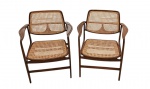 Móvel Design no estilo contemporâneo - Elegante Par de Poltronas, "Oscar Niemeyer", com estrutura em jacarandá maciço, assento e encosto em palha natural e braços esculpidos com desenho anatômicos, em perfeito estado de conservação.   Medidas: Alt.  85 x 70 x 60 cm.