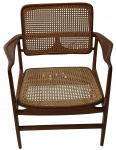 Móvel Design no estilo contemporâneo - Elegante poltrona, "Oscar Niemeyer", com estrutura em madeira freijó, assento e encosto em palha natural e braços esculpidos com desenho anatômicos, em perfeito estado de conservação.   Medidas: Alt.  85 x 70 x 60 cm.