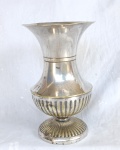 Vaso em metal com banho de prata, da marca, Bristol. Precisa de banho. Medidas: Alt 21 x 13 cm
