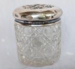 Pequeno saleiro em cristal, tampa em prata Inglesa, apresenta contraste de Birmingham do ano 1904 prateiro, B.M. (Tampa apresenta pq. amassado) Tampa, peso da prata, 03 GR.