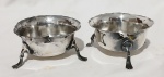 Par de  saleiros em Prata Inglesa, um de deles de Birmingham do ano 1922 Prateiro, J.H. C.B apoiado sobre três pés. (Ambos, precisando de restauro) Medidas: Altura  03 x 06 cm  Peso total:  38  gramas
