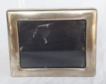 Porta retrato em metal banhado a prata, de marca: Riva Silver Special. Medidas: Alt. 13 x 15.5 cm.
