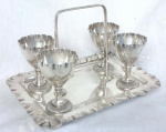 Porta ovos em metal com banho de prata, apoiadores dos ovos removível, de marca: WALKER E HALL SHEFFIELD ENGLAND - WARRNTED HARDE SILVER SOLDERED - 88   Medidas: Alt. 12.5 x x 13 cm.