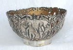 Antigo Bowl em prata contrastado, peso: 118 GR.  Apresenta decorações em reservas em alto relevo representando, mercadores de peixes e flores. Parte interna do bowl, com banho em vermeil.