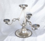 Lindo candelabro para três velas em metal com banho de prata, para velas grossas. Apresenta marca: MAPPIN E WEBB - TRIPLE DEPOSIT PRINCES PLATE. Medidas: Alt. 26.5 x 32 cm.