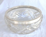 Lindo Bowl em cristal Frances  lapidado no padrão bico de jaca, apresenta lapidação de uma estrela no fundo, arco em metal com banho de prata. Marca MAPPIN E WEBB - PRINCES PLATE - LONDON E SHEFFILDES - TRIPLE DEPOSIT  Medidas: Alt. 09.5 x 22 cm.