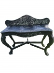 Belíssimo console Indiano em forma meia lua. Séc. XIX Construído em madeira nobre com profusos entalhes representando flores e animais. Pernas recurvadas. Medidas: Alt. 70 x L. 120 x P. 55 cm.