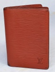 Carteira porta-passaporte clássica e elegante em couro Epi cor Fawn da "Louis Vuitton" Ela foi especialmente projetada para acomodar um passaporte, documentos adicionais e cartões de visita, com elegância, é claro. Esta é uma peça atemporal que não é mais produzida. O couro exterior está com sinais visíveis de desgaste. O forro interior em couro também com sinais de desgaste.