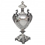 Magnífica ânfora de prata inglesa, teor 925, período Vitoriano, circa 1897-1898, cinzelagem manual p