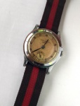 Vintage Coleção, Decoração, Raro Relógio Omega Tissot Swiss 1940s Revisado, Funcionando, à corda, medindo 32mm de diâmetro, Algarismos Arábicos estilo militar, Segundeiro Auxiliar. Fundo em Aço de pressão. Máquina original corda manual revisada recente. Pinos fixos à caixa e com pulseira Tira Lonada Bicolor estilo Rolex anos 30/ 40