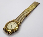 Fashion Coleção, Relógio Social Retrô H. Stern Swiss Dourado. Quartz. Funcionando. Medindo 33mm de diâmetro. Vidro Cristal. Ponteiros Originais. Fundo em Aço de pressão polido. Máquina Original Quartz Swiss Made com bateria nova em agosto de 2025. Pulseira Dourada de época, com fecho deslizante para várias medidas.