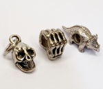 Vintage Luxo Jóias, Coleção, Lote contendo Berloques em Prata de Lei 925, de Crânio/ Caveira; Esqueleto de uma Mão e um Dinossauro. Peso total 10,43gr