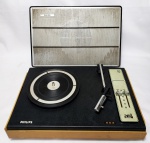 Vintage Coleção, Decoração, Vitrola PHILIPS 503 Bege e Preto Funcionando. Bivolts. 3 Rotações. Testado em energia, está com rotação lenta, muito tempo guardada. Agulha e alto falante bom estado. Modelo de utilizar 9 pilhas gr sem testar. Tampa é o alto falante. Medindo 36,5 x 24,5cm. Faltando a tampinha do compartimento de guardar o fio quando se transporta