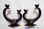 Decoração - Par de Candelabros Porcelana Azul e ricamente decorado em Ouro, impecáveis, numerados, medindo 23 x 28cm. Assinados Brasil R 223.