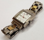 Fashion Coleção, Relógio Retrô Curvex da Tommy Hilfiger, Vidro Cristal. Quartz. Aço medindo 25mm. Segundeiro Central. Pulseira Dupla Face, Giratória, sendo um lado totalmente em aço e no outro mista com dourado. Fecho original assinado, com regulagem para pulsos femininos finos. Funcionando