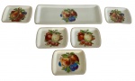 Real - Conjunto de travessas para rocambole em porcelana, composto por seis peças. Decoração em esmalte policromado, representando composições frutíferas ao centro, com bordas de formato retangular suavemente arredondado. Medidas: maior (37 x 13 x 2 cm); menores (11 x 15,5 x 1,5 cm).