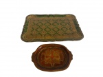 Par de bandejas em madeira, ditas venezianas, com decoração policromada e detalhes em relevo. A maior apresenta composição geométrica e floral em tons de verde e dourado; a menor, de formato oval com abas laterais, exibe ornamentação central em relevo, em tonalidades quentes.  Medidas: maior (36 x 26,5 cm);  menor (19,5 x 14,5 cm).