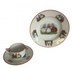 Conjunto infantil em porcelana europeia, sendo prato fundo e xícara com pires. Decoração em esmalte policromado, representando cenas figurativas de trajes típicos, com filetes em vermelho na borda. Verso com marca de manufatura europeia, indicando produção do início do século XX. Medidas: prato fundo (21 x 4 cm); pires (15 cm de diâmetro); xícara (9,5 x 7,5 x 4,5 cm).
