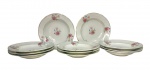 Real - Onze pratos fundos em porcelana, com decoração em esmalte policromado, apresentando motivos florais delicados e filetes dourados na borda. Medindo: 23 x 4 cm.