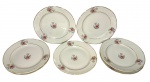 Real - Conjunto de sete pratos em porcelana, com decoração em esmalte policromado, apresentando motivos florais delicados e filetes dourados na borda. Medindo: 18 cm.