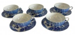 Japão - Conjunto de cinco xícaras de chá com pires em porcelana casca de ovo, com decoração em esmalte monocromático azul, apresentando cenas orientais.