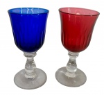 Duas taças em cristal colorido (azul e vermelho). Medidas: 5 x 10 cm.