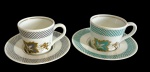 Vista Alegre  Duas xícaras para café em porcelana portuguesa, esmaltadas e policromada. Manufatura ao verso.
