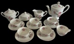Conjunto para chá em porcelana nacional, sendo bule, leiteira, açucareiro, manteigueira e 6 xícaras.  Decoração floral em policromia, com delicados buquês e filetes dourados. Medindo: 15,5 x 8 cm; 17,5 x 11,5 x 12 cm; 10 x 15 x 9,5 cm; 23 x 13 x 17,5 cm. Ausência de um pires.