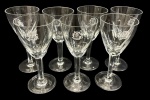 Sete taças de vinho em cristal translúcido com decoração gravada e monograma. Medindo:  17,5 x 8 cm.