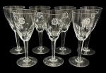 Sete taças de vinho em cristal translúcido com decoração gravada e monograma. Medindo: 16 x 7,5 cm.