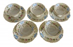 Vista Alegre - Conjunto de 5 xícaras com pires para chá em porcelana portuguesa. Decoração em policromia com delicados motivos florais, guirlandas e laços em azul, enriquecidos por detalhes em dourado, bordas recortadas com acabamento ondulado.