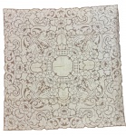 Toalha de mesa com seis guardanapos em tecido trabalhado. Decoração em renda vazada com ricos motivos florais e arabescos, apresentando detalhes bordados e composição elegante em tom cru. Acompanha seis guardanapos com acabamento rendado coordenado. Medindo: 125 x 130 cm.