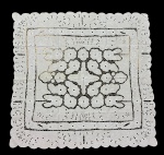 Toalha de mesa em linho bordado e vazado. Delicado trabalho com ricos detalhes florais centrais em recorte vazado, cercados por moldura com bordados finos e pequenas aberturas decorativas, acabamento em bordas onduladas. Medindo: 135 x 140 cm.