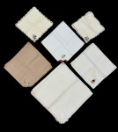 Lote com 37 guardanapos em tecidos variados. Peças em diferentes tamanhos e acabamentos, incluindo modelos lisos e com bordados simples. Apresentam variações de cor e sinais de uso compatíveis com o tempo.
