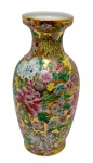 Vaso em porcelana chinesa com pintura floral colorida sobre fundo dourado. Medidas aproximadas: 19,5 x 9,5 cm. Marca na base.