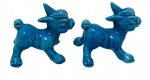 Par de peças decorativas em cerâmica. Representando pequenos animais em acabamento esmaltado na cor azul. Medindo: 8 x 6,5 x 6,5 cm.