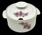 Renner - Sopeira em porcelana com tampa e alças laterais, decorada com flores em tons rosados. Medindo 25,5 x 20,5 x 15. Marca na base.