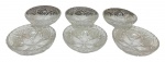 Seis bowls em cristal translúcido com acabamento trabalhado em relevo, com desenho geométrico e floral na lapidação, bordas levemente onduladas e boa transparência. Medindo 12,5 x 4 cm. Um bowl apresenta bicado.