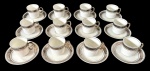 Steatita - Doze xicaras para café em porcelana com aba decorada em tom prateado e detalhes em relevo formando cenas clássicas ao redor da borda. Filete fino próximo à área central.