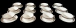 Steatita - Doze xicaras para consomê em porcelana com aba decorada em tom prateado e detalhes em relevo formando cenas clássicas ao redor da borda. Filete fino próximo à área central. Medindo: 17 cm e 15 x 12 cm.