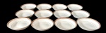 Doze bowls em porcelana japosena na cor branca, decorada em tom dourado com padronagem geométrica contínua, além de filete fino próximo à área central. Manufatura no verso. Medindo: 14 x 3 cm.