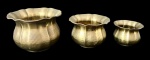 Conjunto de três cachepot em tamanhos variados, com formato bojudinho e bordas onduladas, corpo com acabamento martelado e leve pátina do tempo, base marcada Ottone Battuto a Mano, indicando fabricação artesanal italiana, apresentando sinais de uso compatíveis com a idade. Medindo: 13 x 9 cm, 10,5 x 7 cm e 7,5 x 5,5 cm,