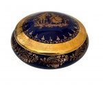 Limoges - Caixa porta-joias em porcelana azul cobalto, ricamente decorada com pintura dourada de cena galante no topo e arabescos florais ao redor, borda superior com faixa dourada. Medindo: 10 x 4,5 cm.